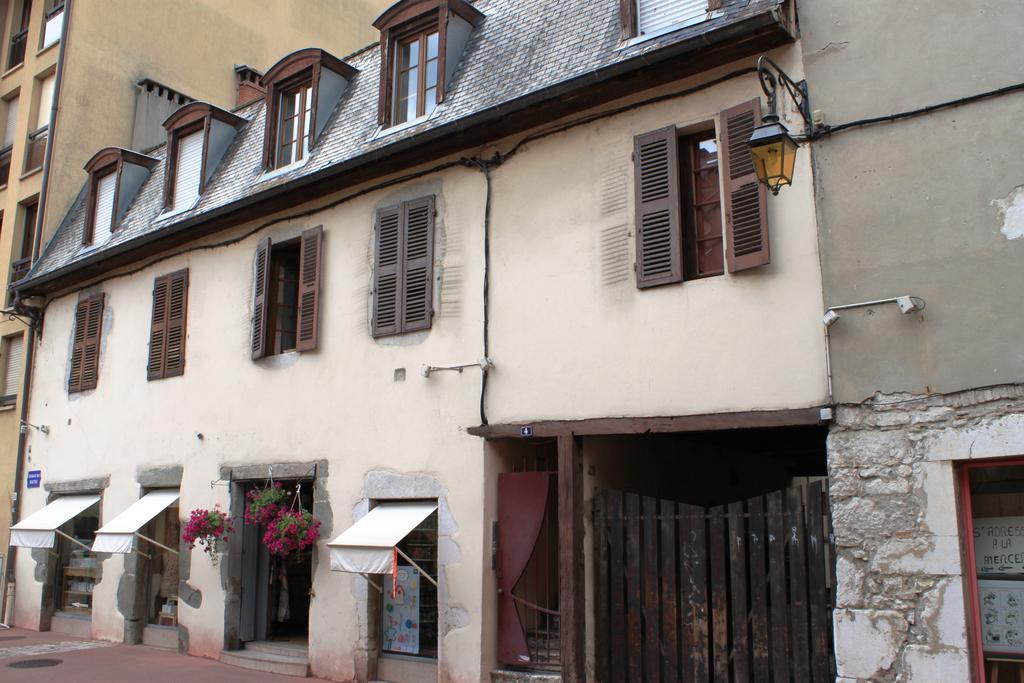 Au Calme En Vieille Ville - Proche Lac - Ambiance Esprit Brocante آنسي الغرفة الصورة